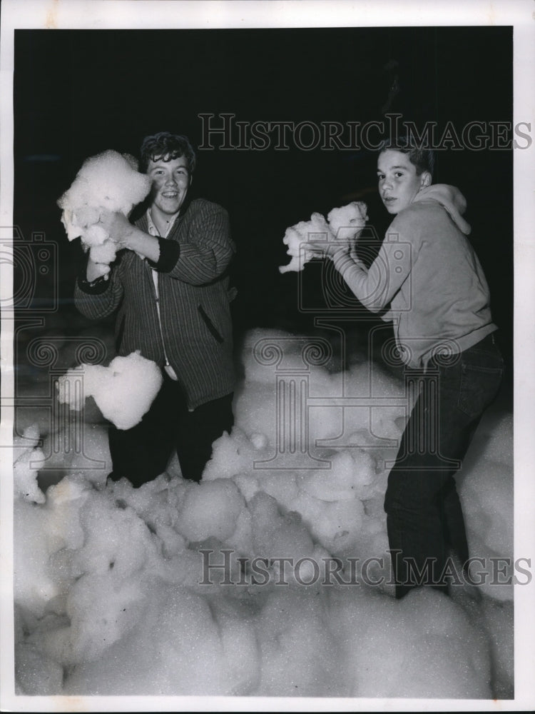 1960 Press Photo John Devring and Jerry VanEiken Playing in the Detergent Suds- Historic Images