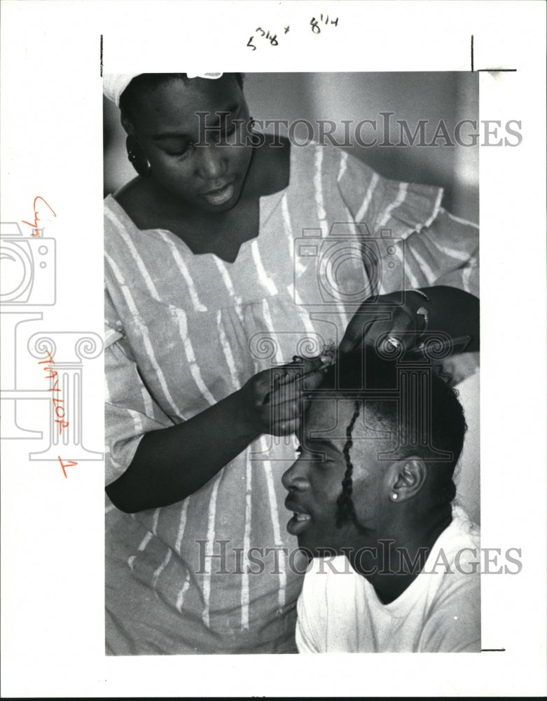 1991 Press Photo Nafeesah Nkomo hair braiding Taylor academy student Fred Norris- Historic Images