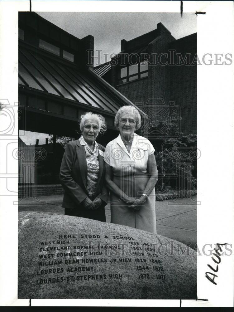 1990 Press Photo Ruth Ketteringham and Alice Klein Koch, stand behind the stone- Historic Images