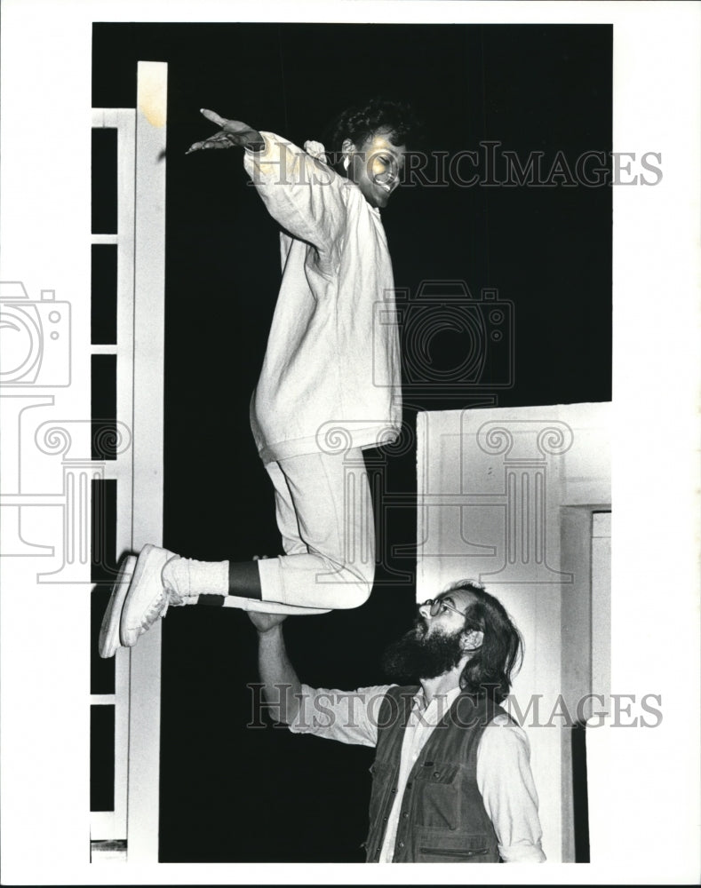 1988 Press Photo J Henighan Learning to Fly with Dave Hearn of Foy Inventerprize- Historic Images