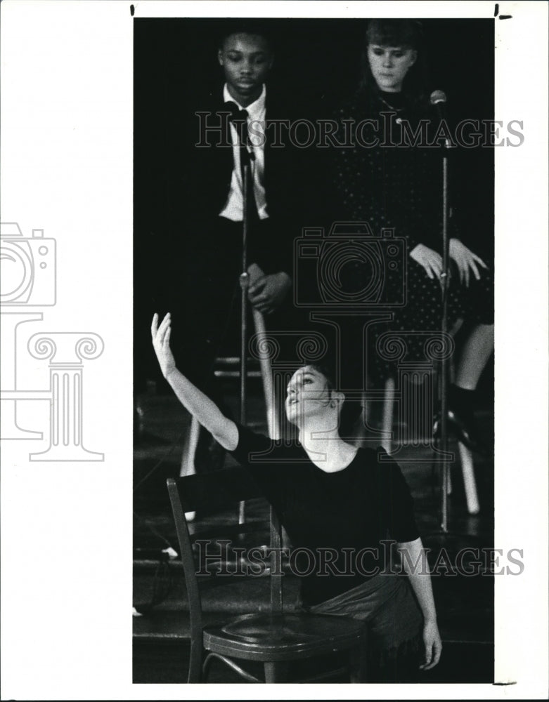 1990 Press Photo Jennifer Zaratchan, a 12th grade dance major- Historic Images