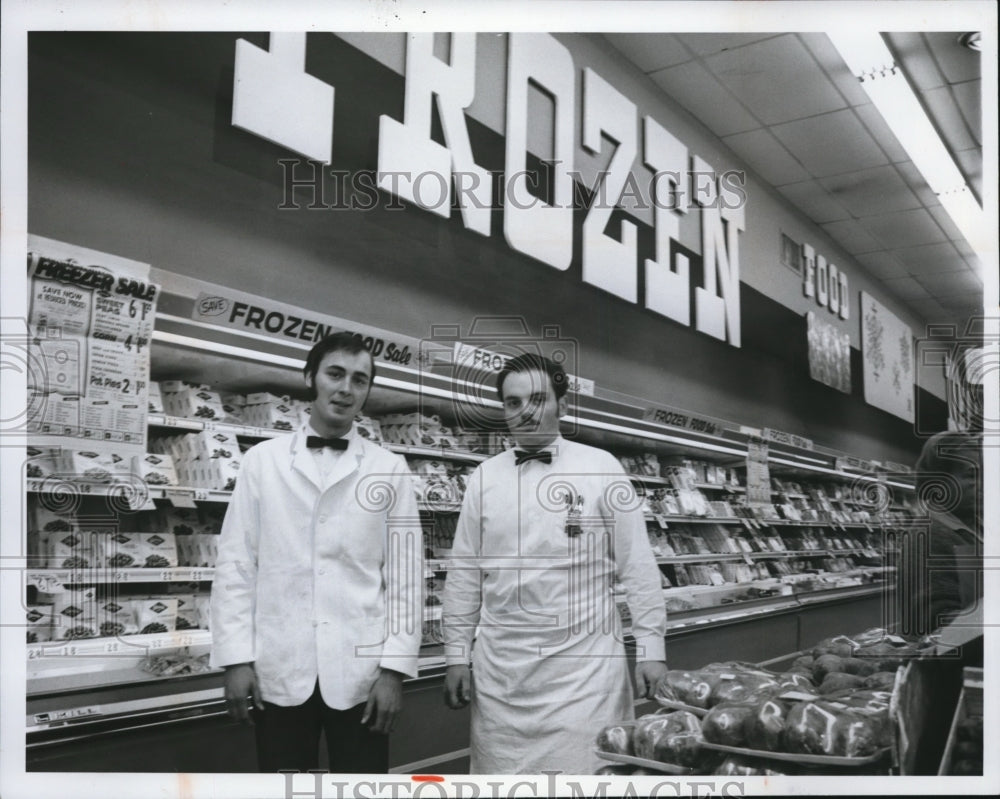 1969 Press Photo Frozen Food Dept Mgr Kevin Zehe &amp; Asst Produce Mgr Ed Matko- Historic Images