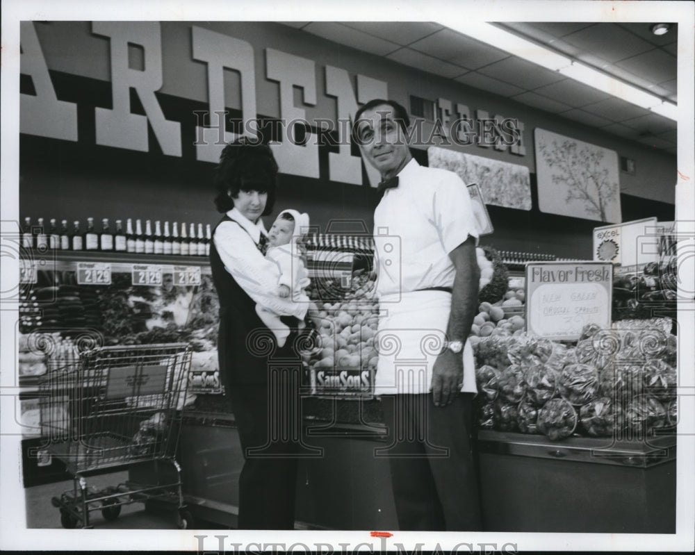 1969 Press Photo Produce Mgr Johnnie Marralle, Mrs James Hribar &amp; son James Jr- Historic Images