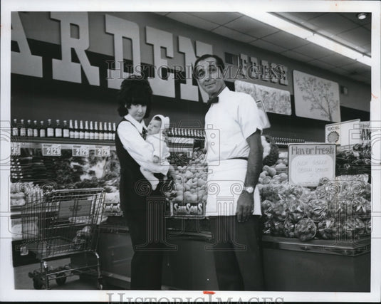 1969 Press Photo Produce Mgr Johnnie Marralle, Mrs James Hribar & son James Jr- Historic Images