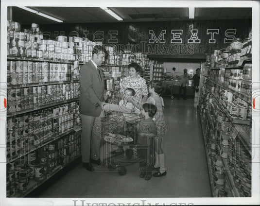 1969 Press Photo Ray Wilk, Mgr of Pick N Pay, 6512 Franklin Blvd- Historic Images