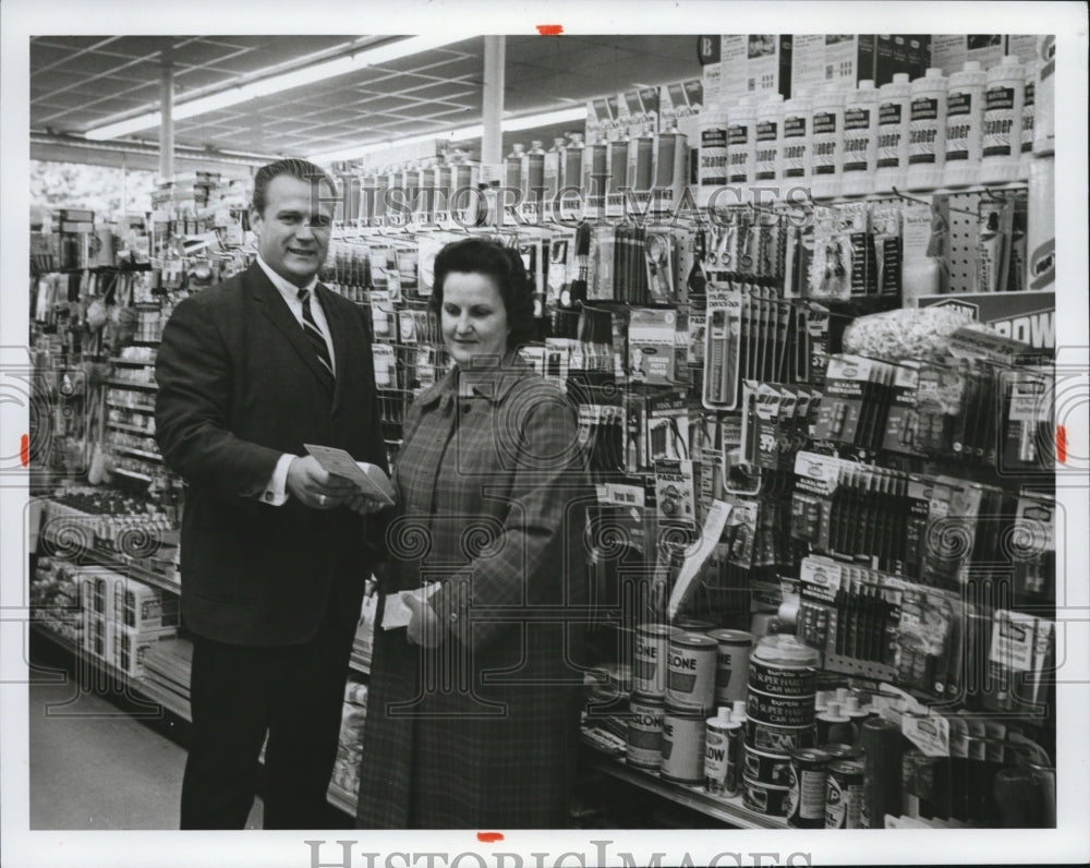 1969 Press Photo ike Powall, Mgr &amp; Mrs William Leskovec at Pick N Pay store- Historic Images