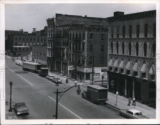 1962 Press Photo W. 6th between St. Clair & Superior - Historic Images