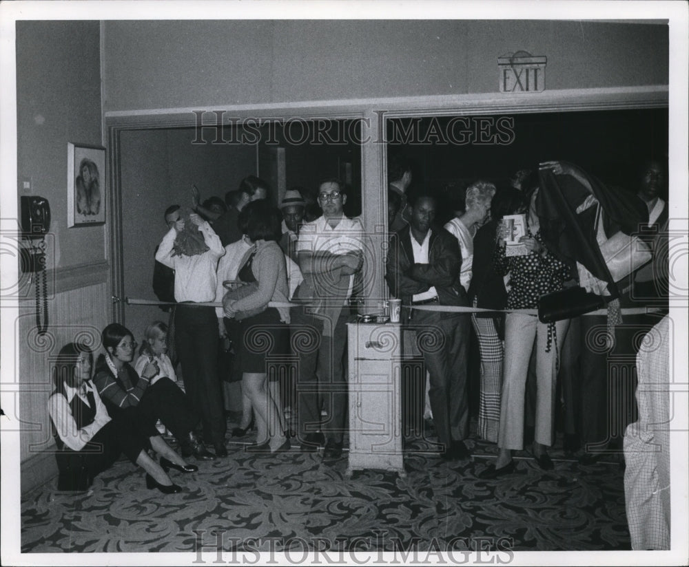 1969 Press Photo Crowds waiting to her movie at Continental Art Theater- Historic Images