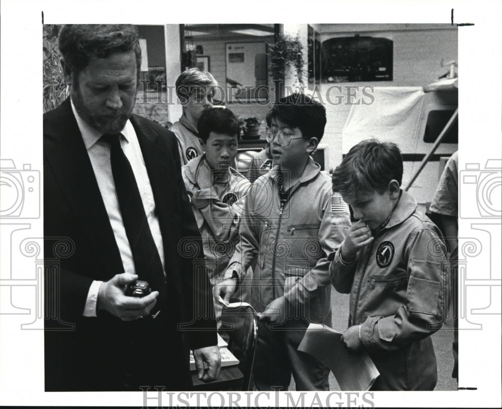 1991 Press Photo Mitchell Turner with Space Program dir Robert Morgan- Historic Images