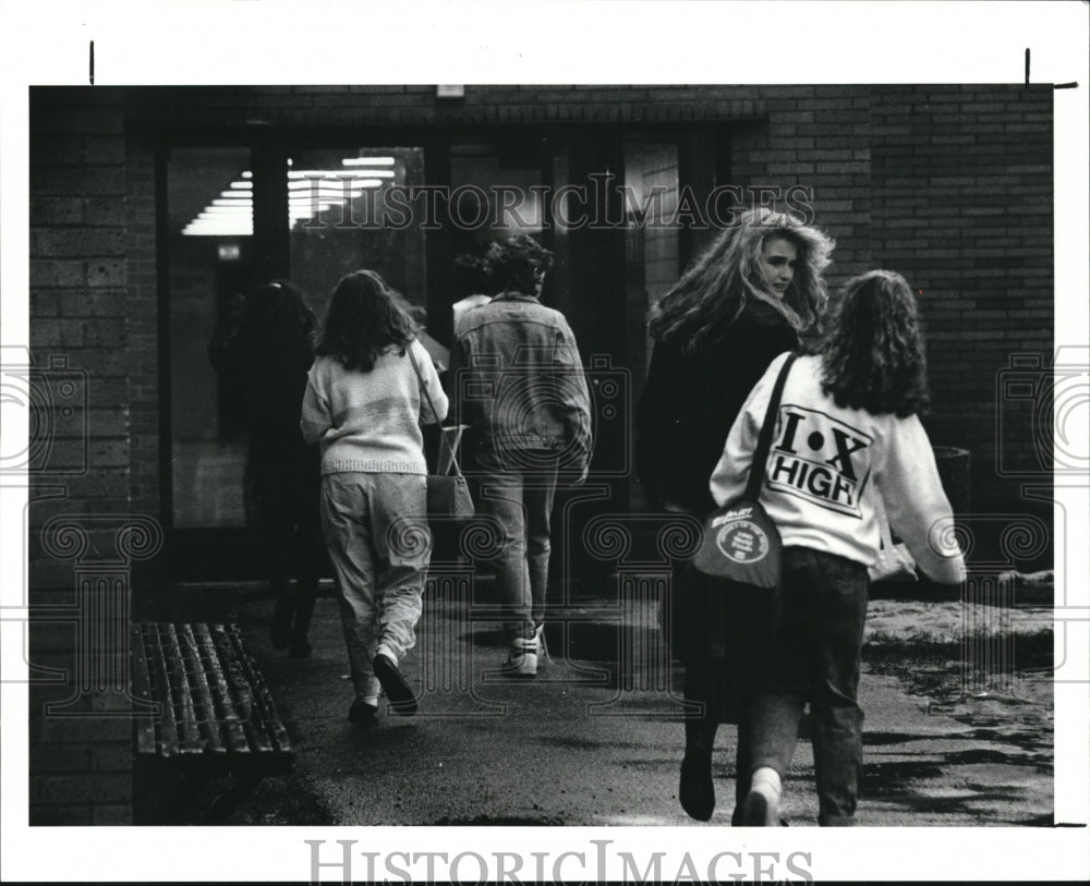 1990 Press Photo Students going to Band&amp;Orchestra rooms at N. Olmsted Highschool- Historic Images