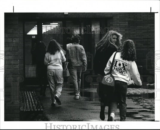 1990 Press Photo Students going to Band&Orchestra rooms at N. Olmsted Highschool- Historic Images