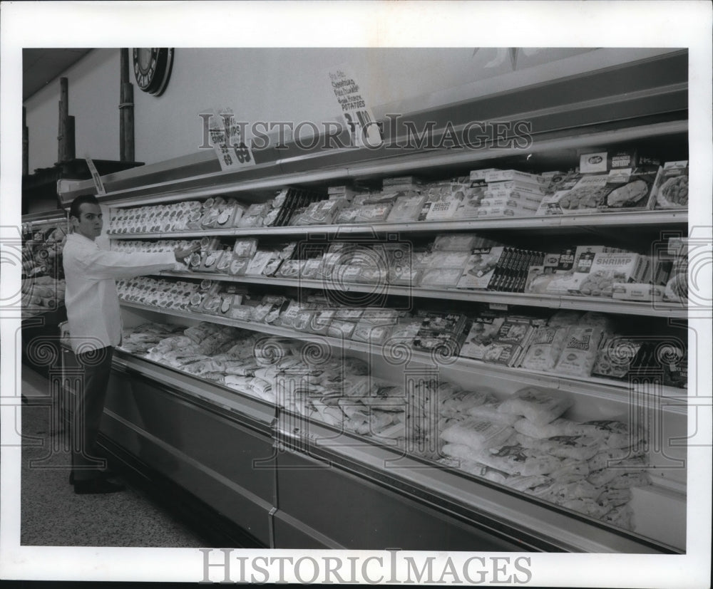 1968 Press Photo Rochard O&#39;Keefe at Frozen foods Pick-N-Pay, Eastgate Shopping - Historic Images