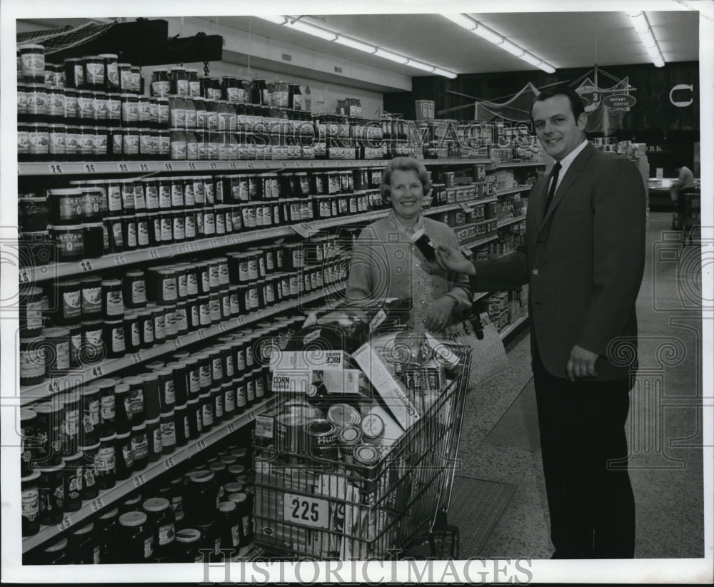 1968 Press Photo Pick-N-Pay Eastgate Shopping Center Store Mgr Jose Powall - Historic Images