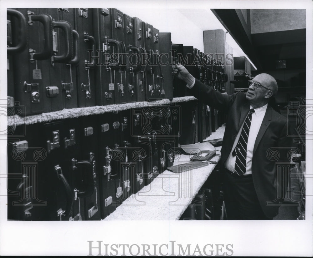 1970 Press Photo Man Reaching for Suitcase at Traveler&#39;s Shoppe- Historic Images