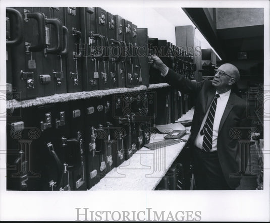 1970 Press Photo Man Reaching for Suitcase at Traveler's Shoppe- Historic Images