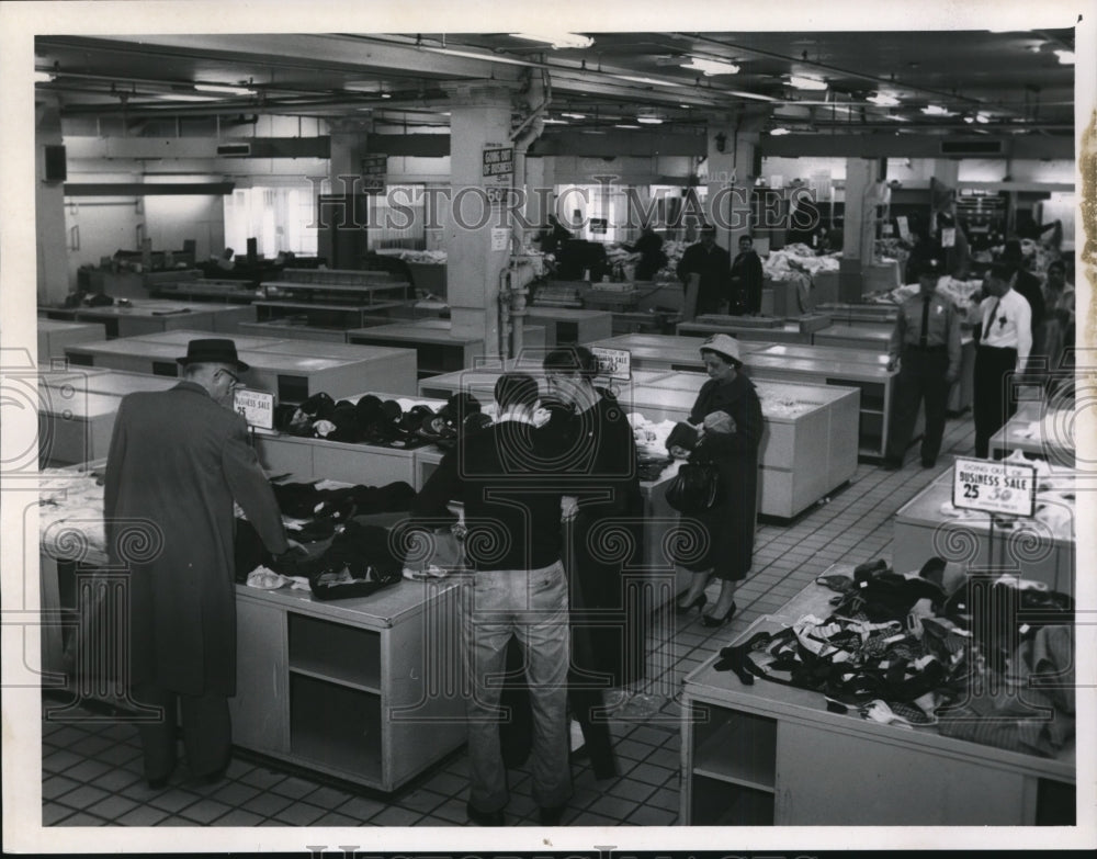 1962 Press Photo Final Customer at Bailey Company on Public Square- Historic Images