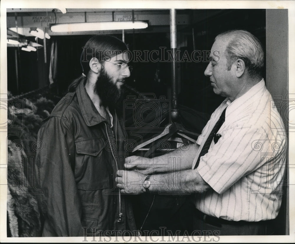 1972 Press Photo John Rose on travel gear Army jacket from Isadore Apisdorf- Historic Images