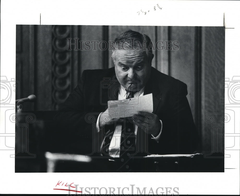 1991 Press Photo Harry A. Hanna Reacts to a Memo Given to Him by Atty.Gerald- Historic Images