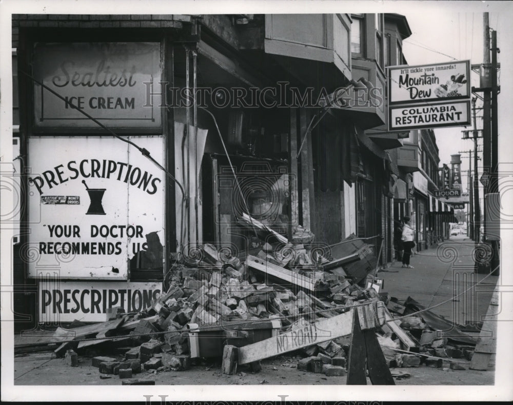 1967 Press Photo Explosion at Bonn&#39;s Pharmacy at Clyde Blenheim and St.Clair- Historic Images