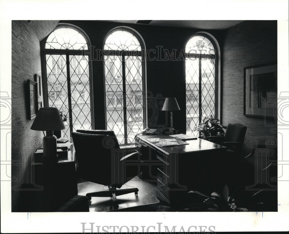 1990 Press Photo Interior of 2nd floor office at 1220 Huron - Historic Images