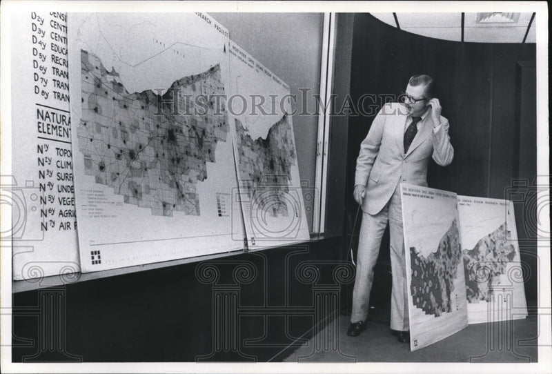 Load image into Gallery viewer, 1974 Press Photo Market Research Meeting at P.D. - cva94229
