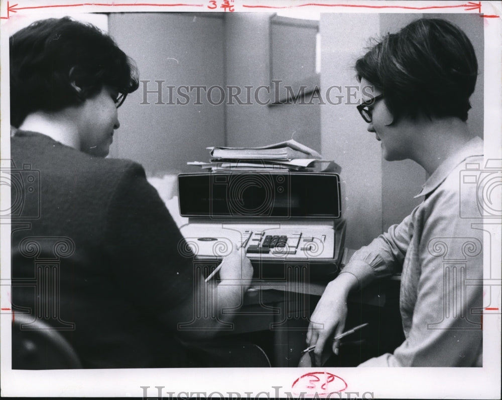 1968 Press Photo Christina Larizza and Mrs. Lillian Richards- Historic Images