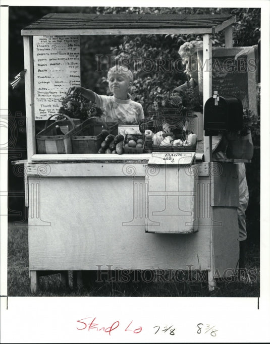 1991 Press Photo Courtney & Nancy Miller arrange flowers & vegetables- Historic Images