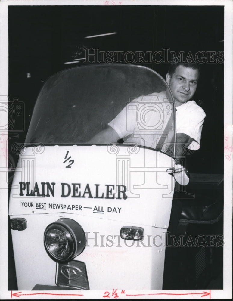 1968 Press Photo Hank Fisher- garage- Historic Images