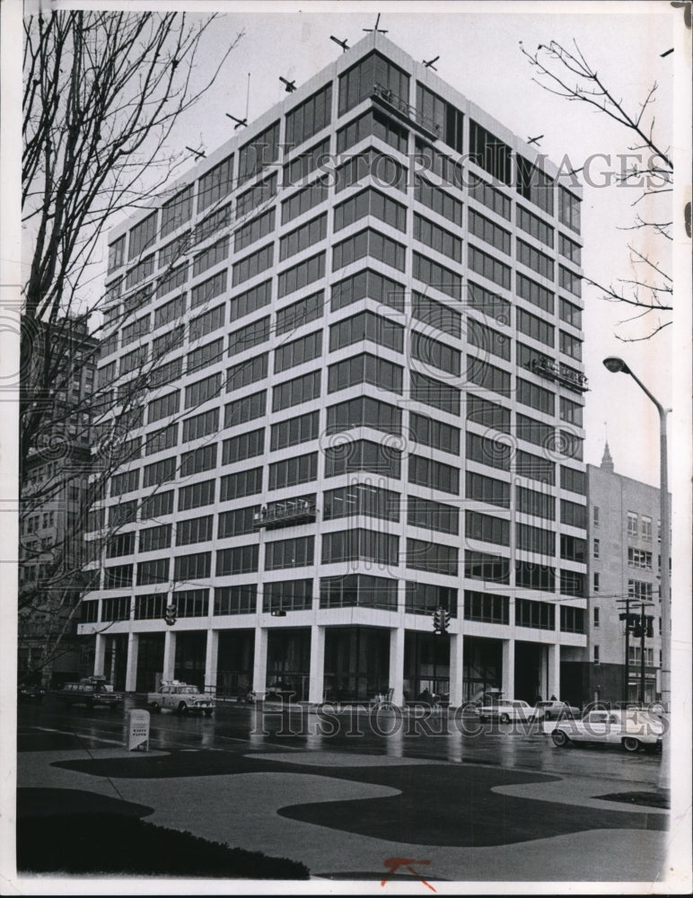 1965 Press Photo New Cuyahoga Savings Assoc. bldg. at E. 9th &amp; St. Clair - Historic Images