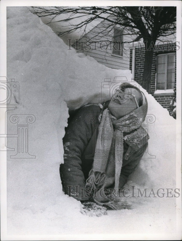 1962 Press Photo Cheryl Bolthauzer of 247E.22d. St. Willowick make a Cave Snow- Historic Images