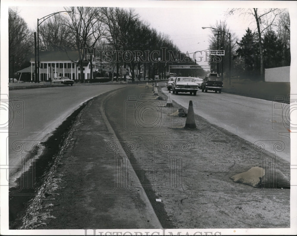 1964 Press Photo Cones &amp; sandbags on Clifton Road, Lakewood to be removed- Historic Images