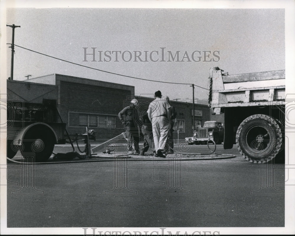 1967 Press Photo Cleve Electric Illuminating Co dig into E 18th St at St Clair- Historic Images