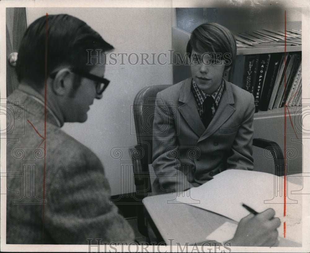 1971 Press Photo Christopher Shiels interviewed by James W Gramentine of WRA- Historic Images