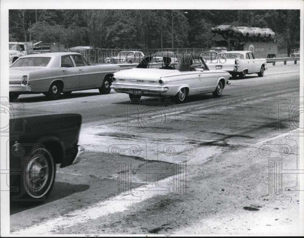 1967 Press Photo Pavement repaired, Shore Dr, West entrance Bratenahl- Historic Images