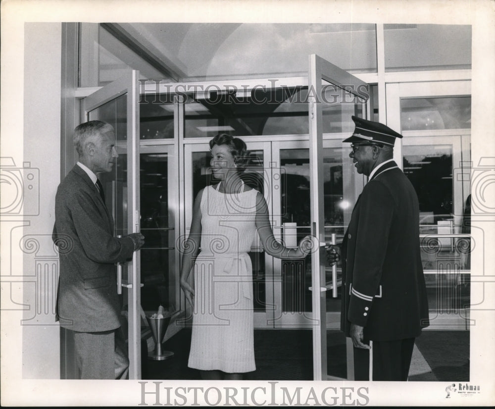 1963 Press Photo Mrs. Braggins on red carpet welcomed by Halle &amp; Smith at store- Historic Images