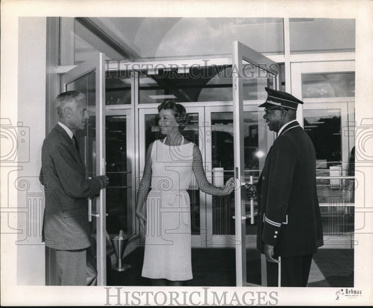 1963 Press Photo Mrs. Braggins on red carpet welcomed by Halle & Smith at store- Historic Images