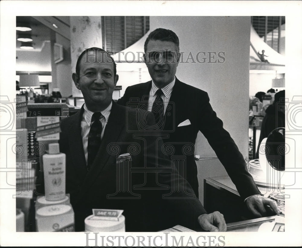 1968 Press Photo Morton D.May and Stanley J.Goodman Ring up Purchase - Historic Images