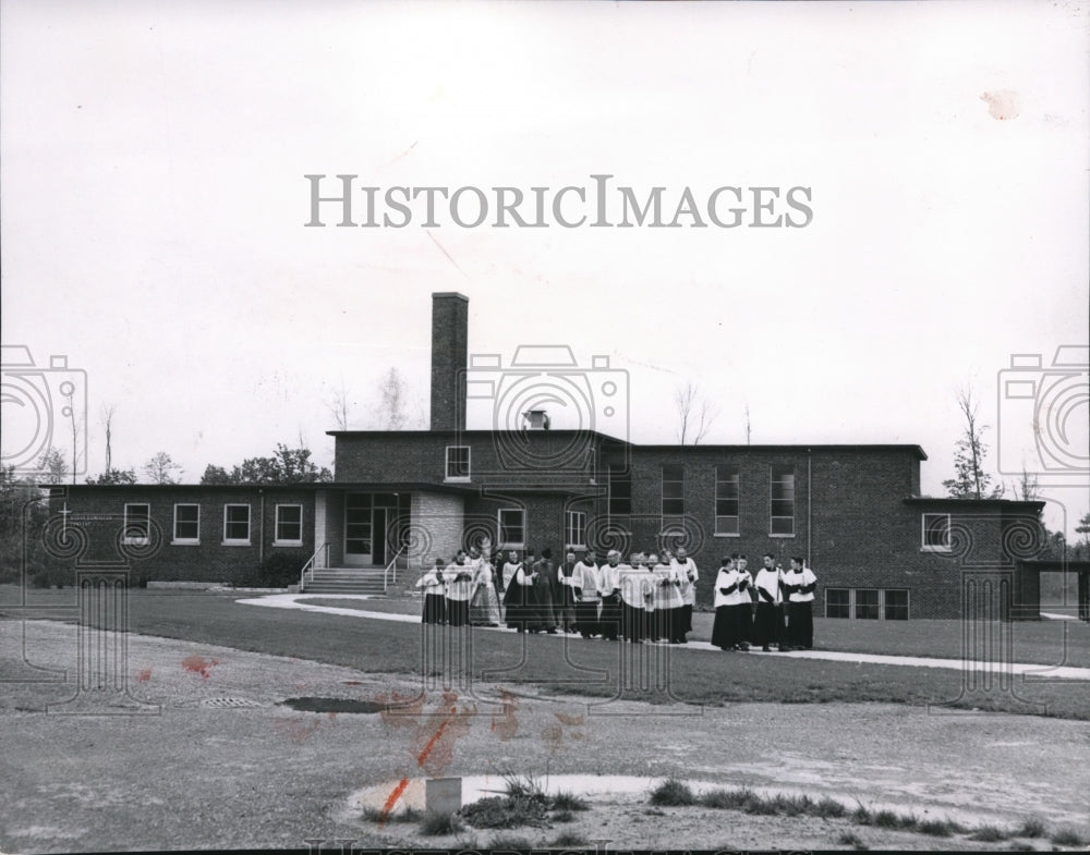 1955 Press Photo Priests joined Archbishop Hoban for blessing the interior- Historic Images