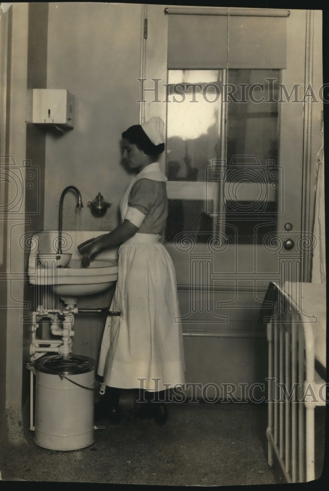 1923 Press Photo Nurse in Cleveland Hospital washing her hands in lavatory- Historic Images