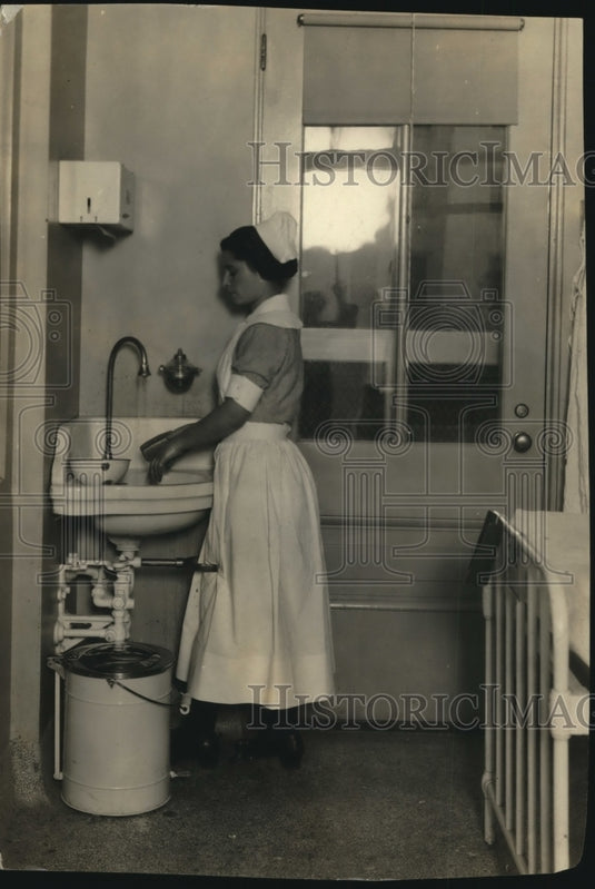 1923 Press Photo Nurse in Cleveland Hospital washing her hands in lavatory- Historic Images