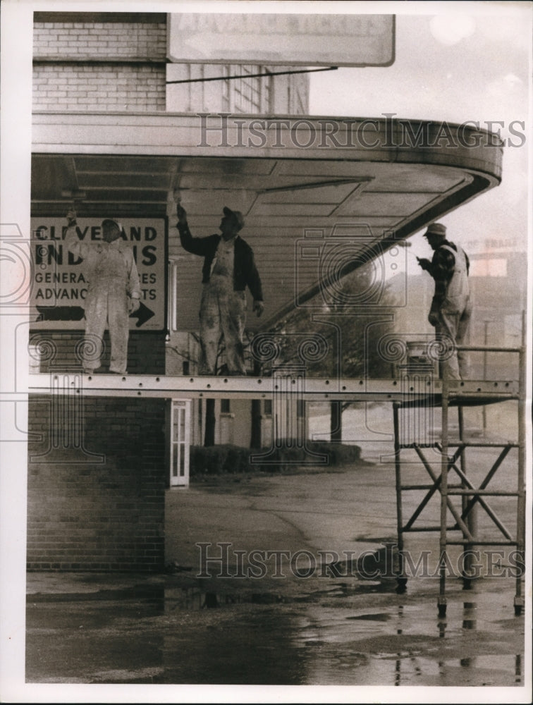 1966 Press Photo Painting outside the Stadiums- Historic Images