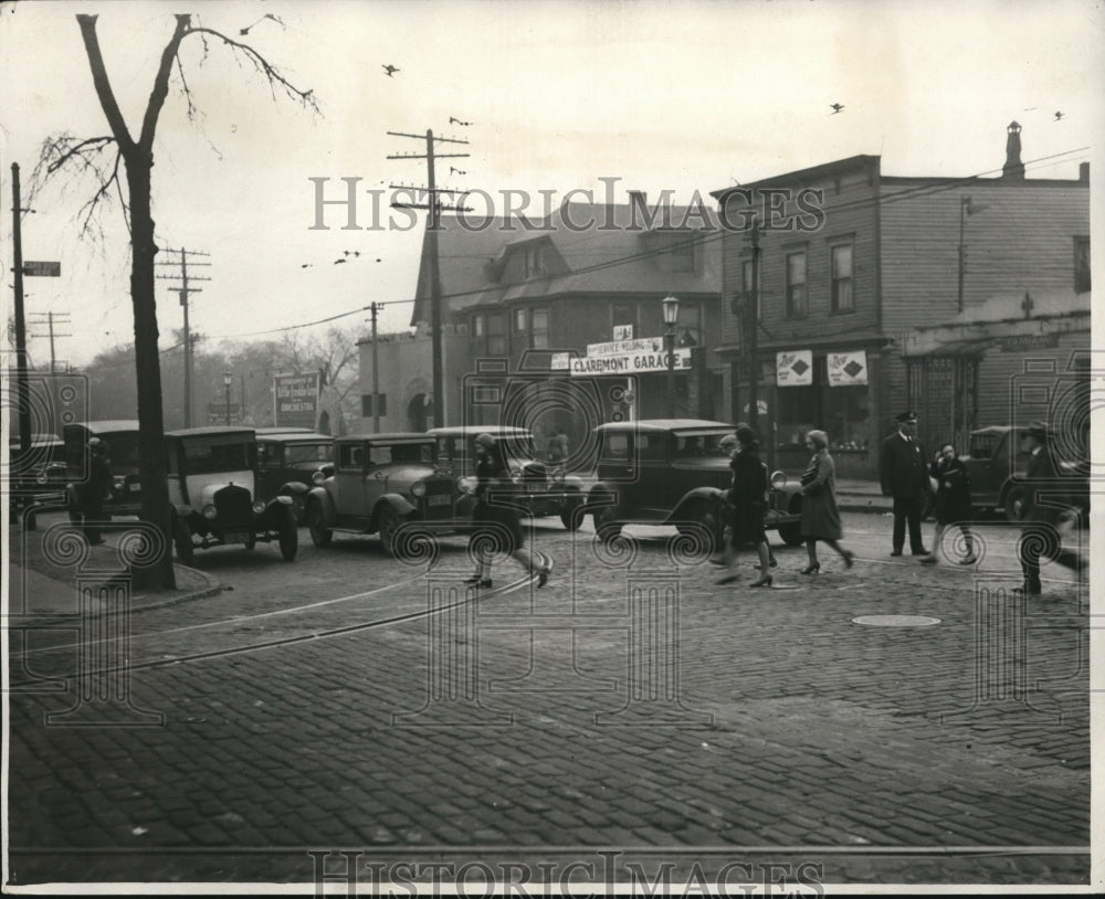 1931 Press Photo School Children cross at E. 82nd to St. Clair helped by a cop- Historic Images