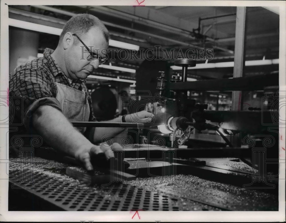 1964 Press Photo Leon Bradhman on Flat Router- Historic Images