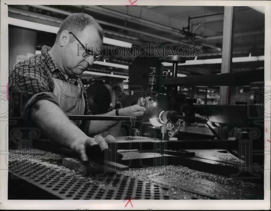 1964 Press Photo Leon Bradhman on Flat Router- Historic Images