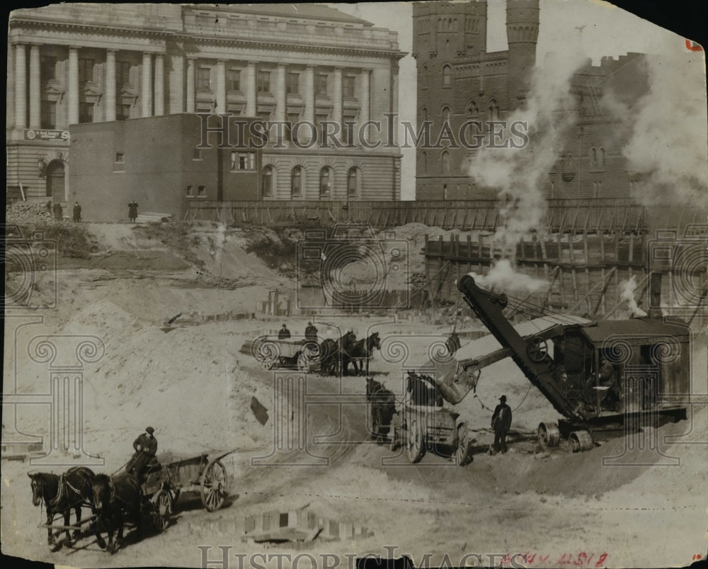 1955 Press Photo Excavating for Public Hall in 1917 using the primitive machine- Historic Images