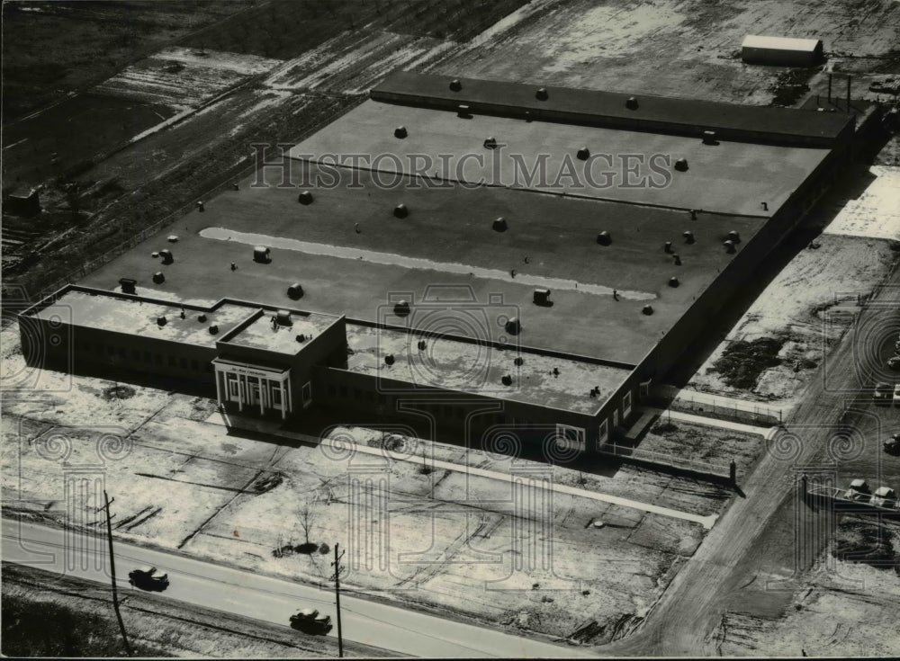 1953 Press Photo This aerial view Air Maze Corp. Building- Historic Images