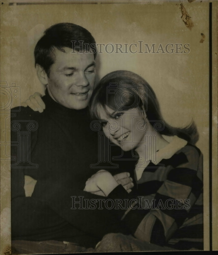 1966 Press Photo American actor, Gary Lockwood and Stephanie Powers- Historic Images