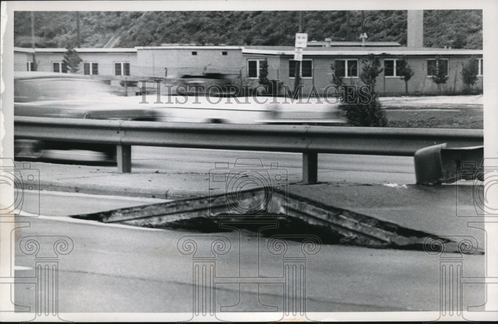 1968 Press Photo Shoreway buckles in heat, West bound inner belt lane- Historic Images