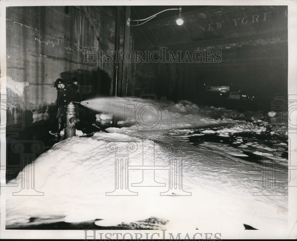 1960 Press Photo Firemen flushed detergent suds that oozed from manhole- Historic Images