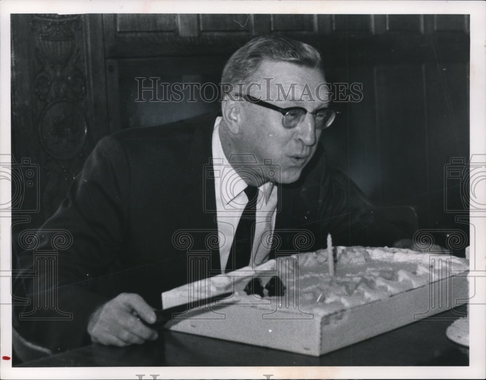 1967 Press Photo Mayor Ralph Locher with his birthday cake- Historic Images